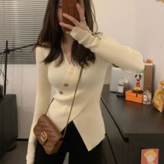 不規則なvネックは腰のセーターを収めて高腰の修身を交差します。