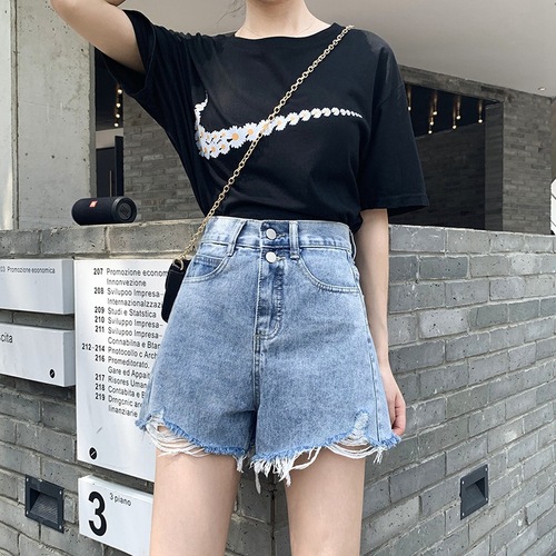 Wide-leg hot pants for women: high-waisted, distressed, slimming, loose-fit, versatile, light-colored, raw-edge denim shorts—perfect for summer!