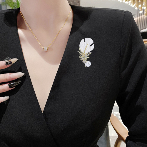 Japanese and Korean Fashion Creative Shell Feather Brooch High-End Suit Lapel Pin Elegant Cheongsam Anti-Slip Pin Accessory for Women