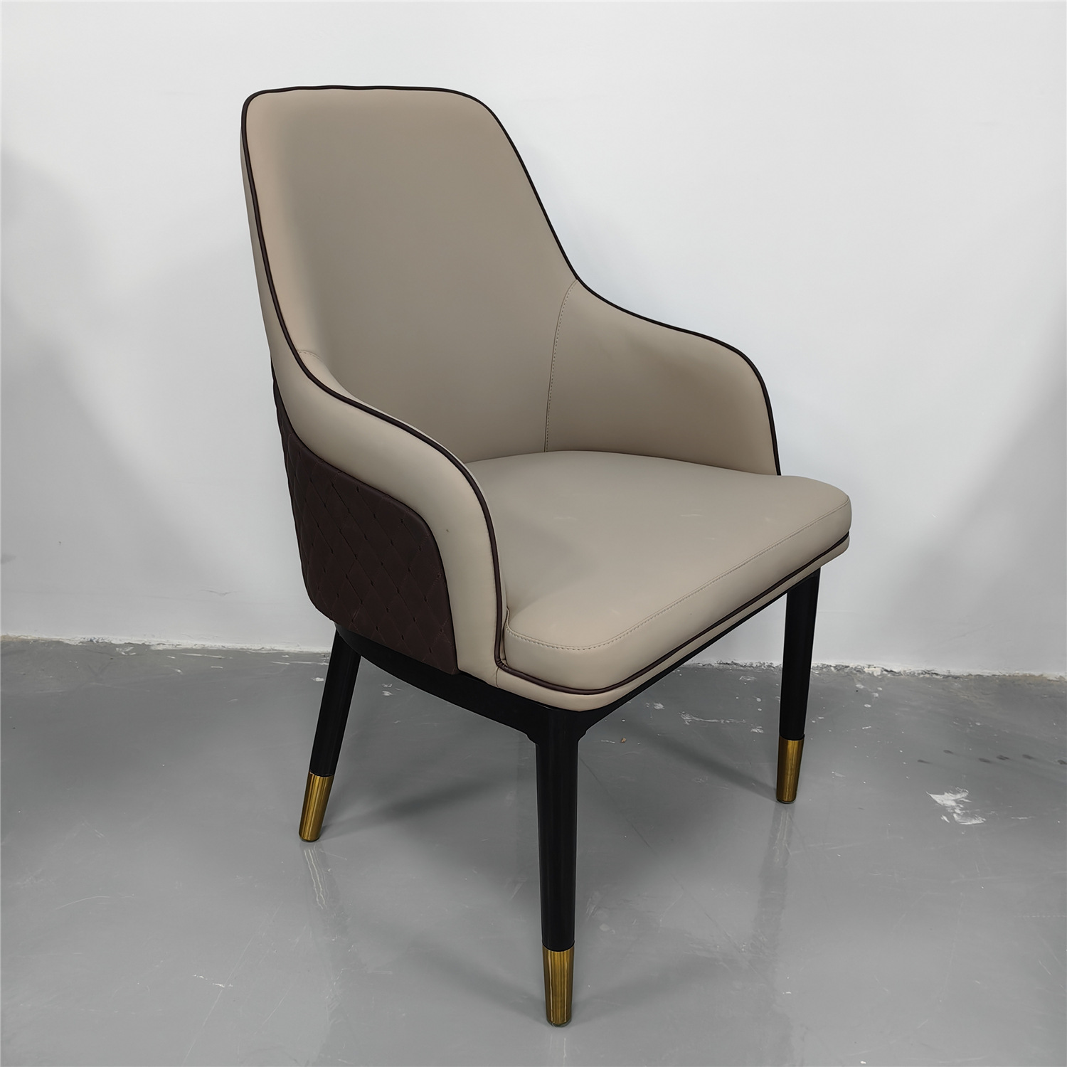 Wholesale household simple modern chair with armrest backrest solid wood feet soft bag dining chair hotel private room dining table and chair