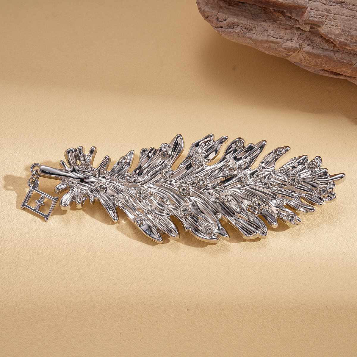 Europa y los Estados Unidos metal fijado diamante hoja pluma broche transfronterizo estilo retro universal pin nicho accesorios de alta calidad