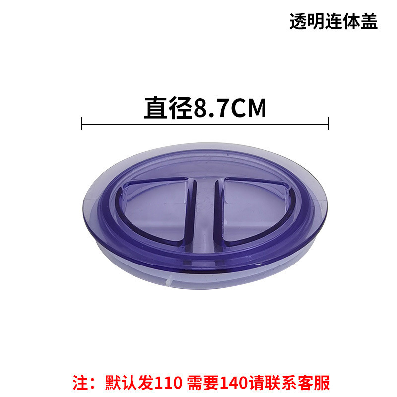 台所の野菜たらいのステンレスの水槽の下水器の下で水のヘッドの下で水の蓋のかごの管の三通の部品を洗います。|undefined
