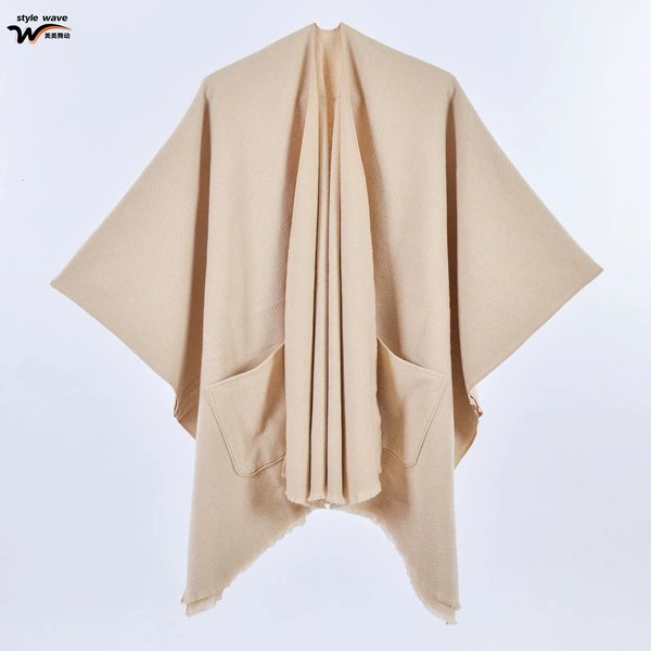 Pocket scattered monochrome shawl