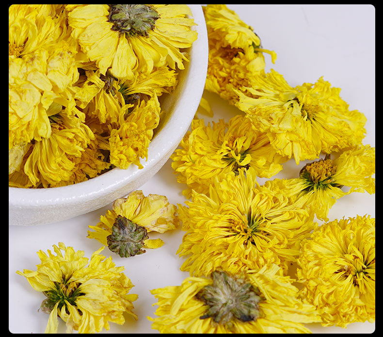 Wuyuan Imperial Chrysanthemum Tea (Chrysanthemum morifolium) — Large-Flower Dried Chrysanthemum, 20g Jar in use