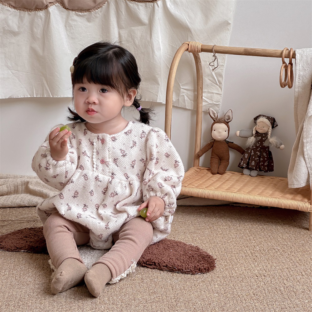 Ropa de bebé, modelos de otoño e invierno, mameluco triangular de manga larga, mono floral dulce, bebé femenino de estilo occidental más abrigo de terciopelo