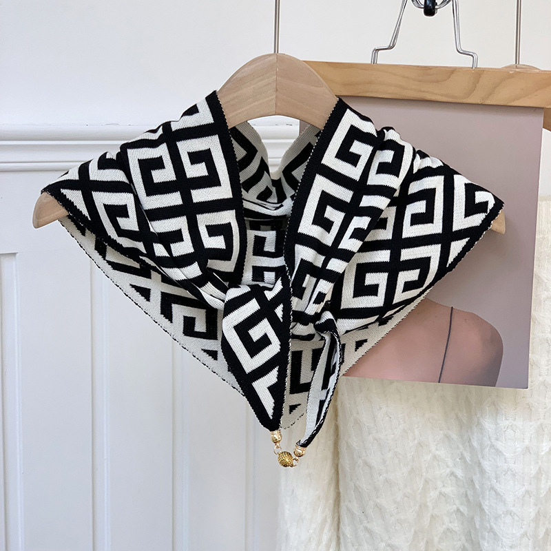 Otoño y invierno nuevo tipo de hebilla de succión de mil pájaros tejidos de doble cara toalla triangular para mujeres pequeñas bolas de oro de alto nivel de protección de cuello buñuelo