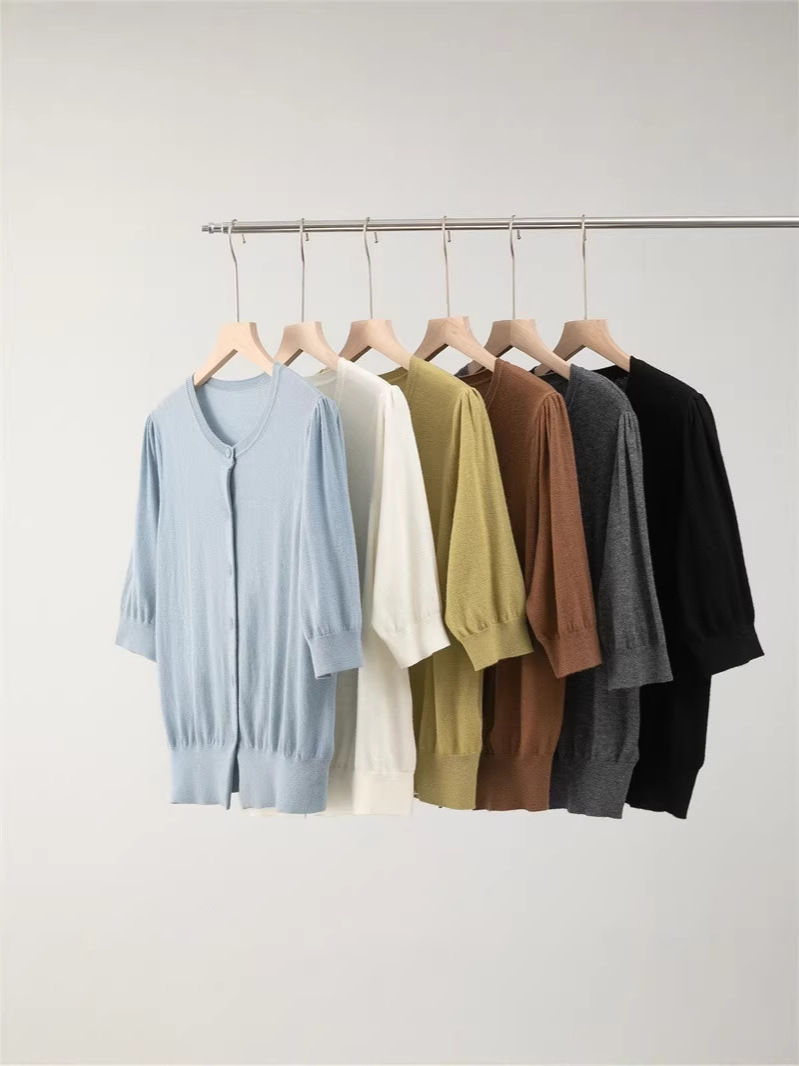 Woolen cardigan with a round collar