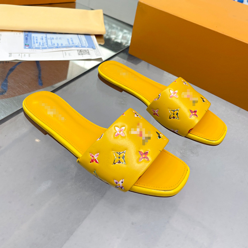 Europa y los Estados Unidos de moda sandalias casuales 2025 nuevo cuero de color sólido en relieve zapatillas de playa una zapatilla para mujeres comercio exterior