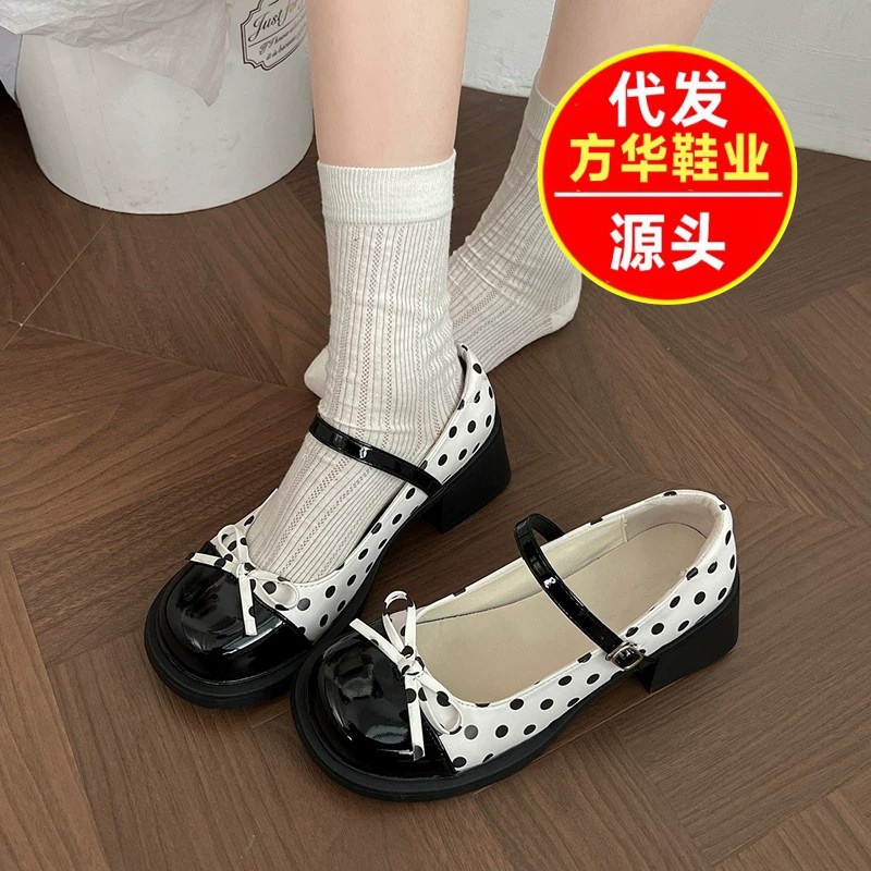 Retro estilo francés de tacones gruesos y poco profundos zapatos de punto ondulado para mujeres 2026 nuevos zapatos de verano con una falda de altura de zapatos de una sola pieza