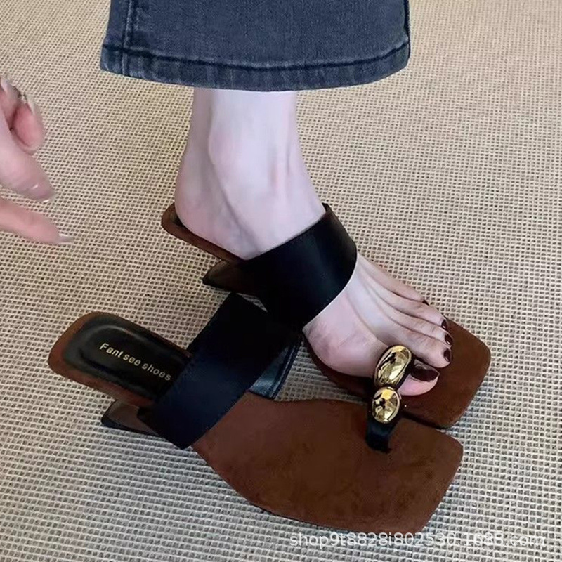 El estilo francés de alta sensación de hebilla de metal, zapatillas frías de dedo de dedos, zapatillas de tacones plateados no cansados de verano image 6