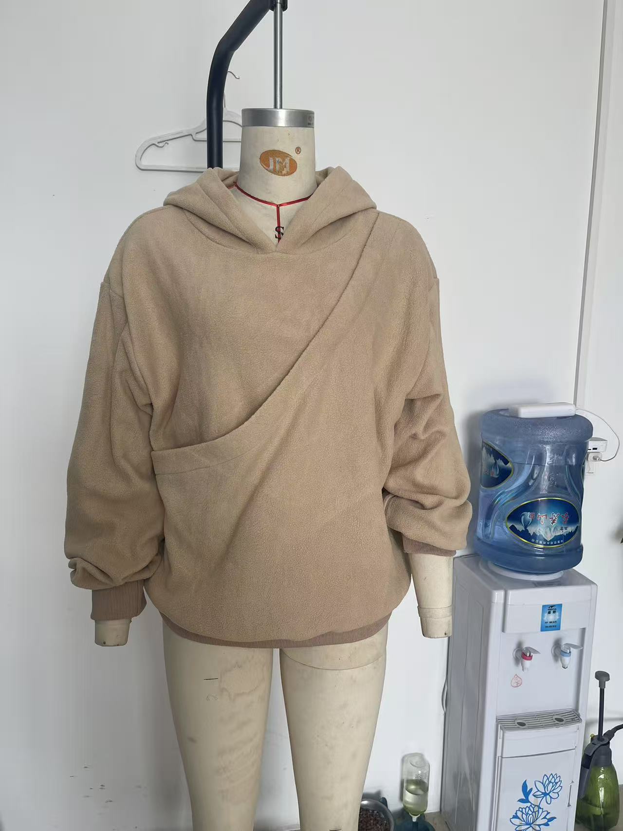 BK8837# Amazon Avrupa Amerika Sonbahar Kış Sınır Ötesi Düz Renk Kapşonlu Peluş Evcil Hayvan Cepli Geniş Kesim Sweatshirt Kadın