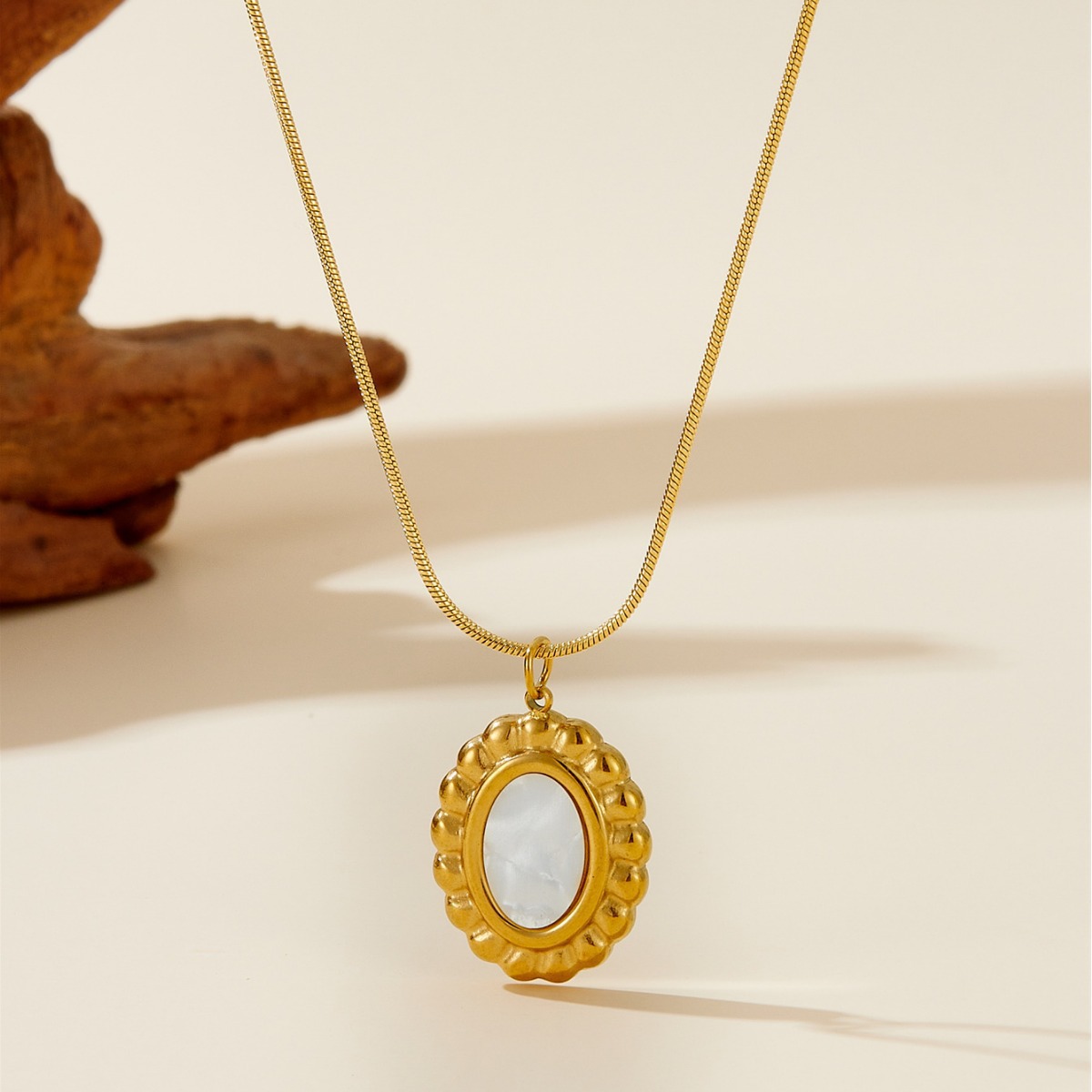 Francés ligero lujo nicho diseño sensación de pendientes retro no desvanecido collar de frita de titanio acero joyas de mujer clavícula cadena de suéter