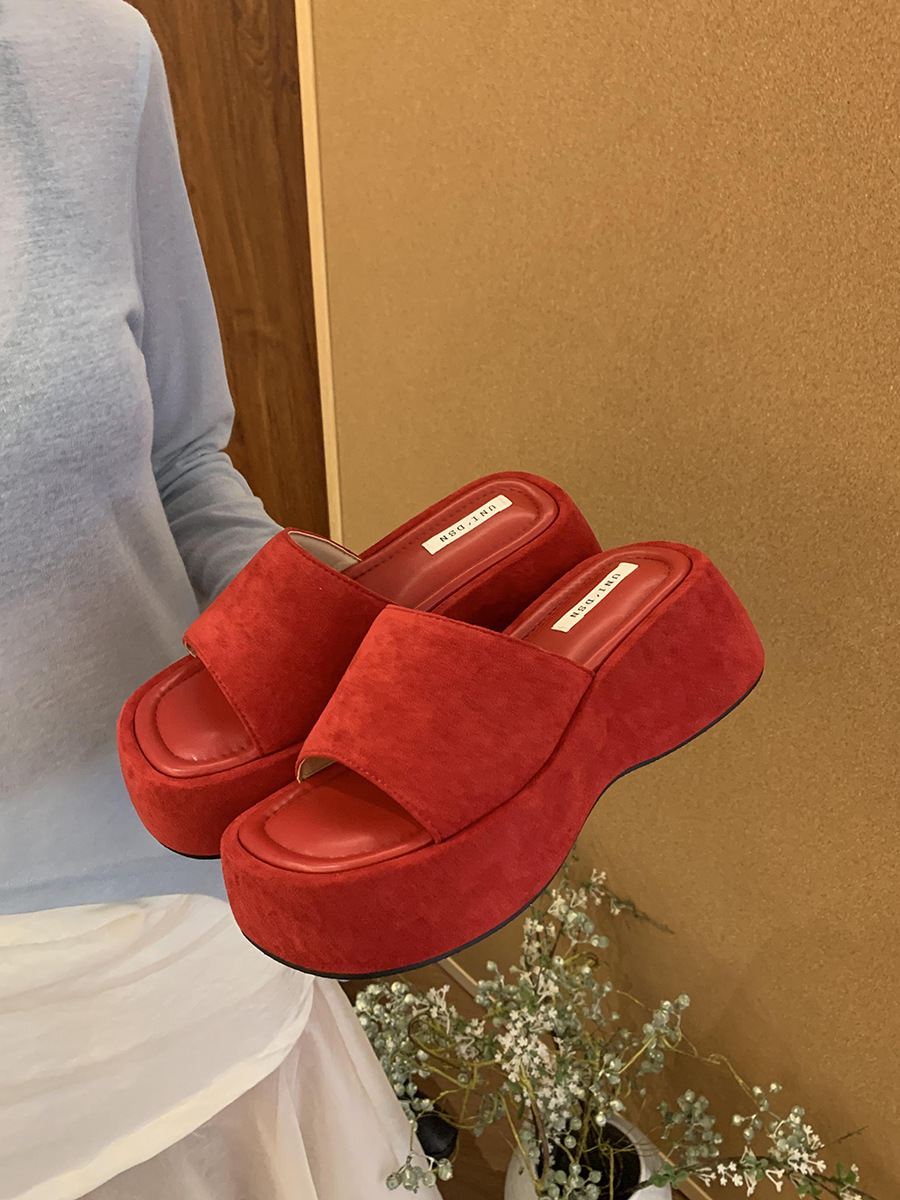 Zapatillas rojas retro de suela gruesa, zapatos de hadas, desgaste exterior 2025 nuevo verano, sandalias y sandalias de todo fósforo