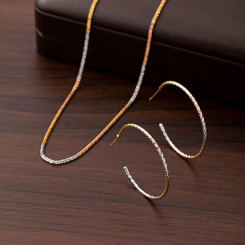 Popular on Xiaohongshu, engraved two-tone earrings and necklace with textured design, light luxury business women's collarbone chain wholesale