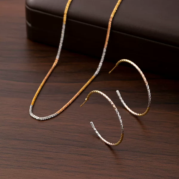 Popular on Xiaohongshu, engraved two-tone earrings and necklace with textured design, light luxury business women's collarbone chain wholesale