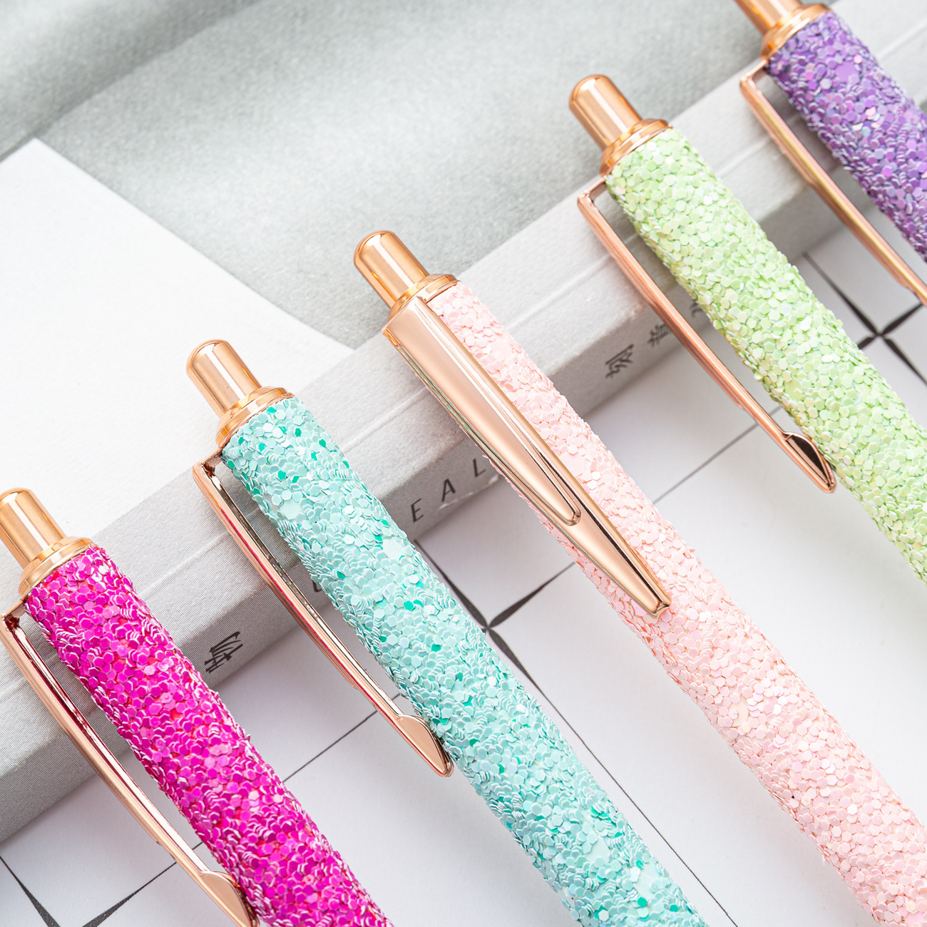 Presionar el bolígrafo de bola de sequinilla de fábrica de venta directa de estudiantes chicas corazón de color bolígrafo publicitario de escamas de metal bolígrafo