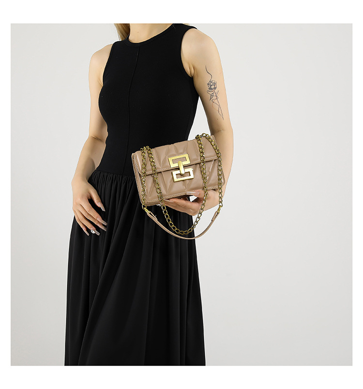 A stylish commuter diamond-patterned lock buckle small square bag, a versatile commuter single-shoulder bag, a new 2024 model, a women's crossbody bag undefined