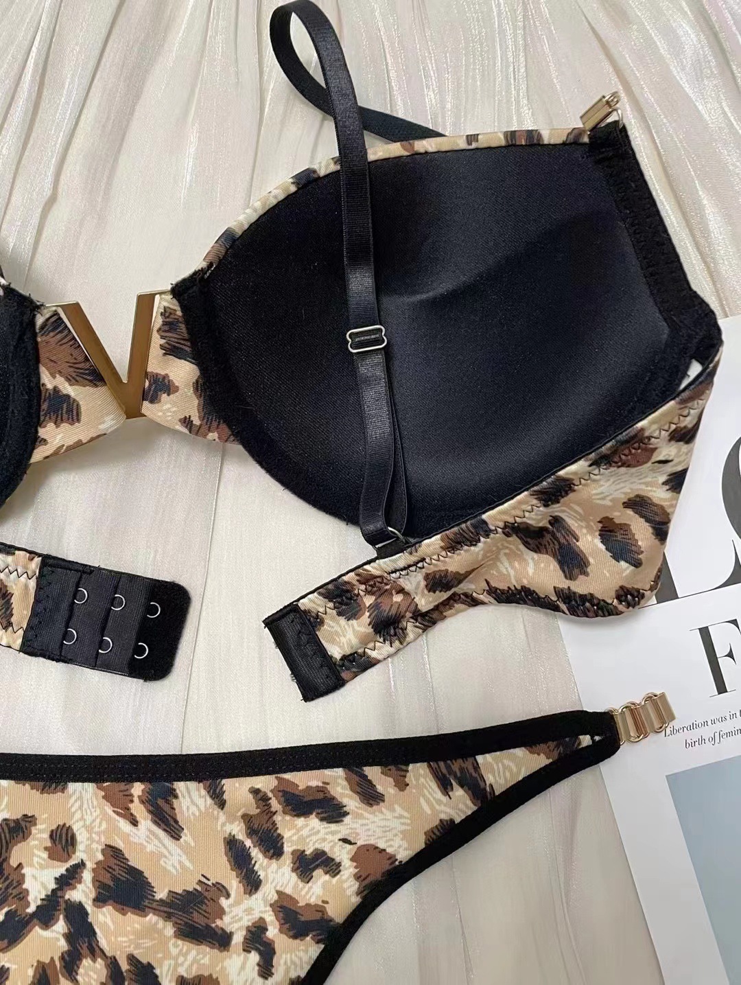 New Sexy Smooth European Size Underwear Women's Ring Decoration Shoulder Strap Bra Set_voghion.com