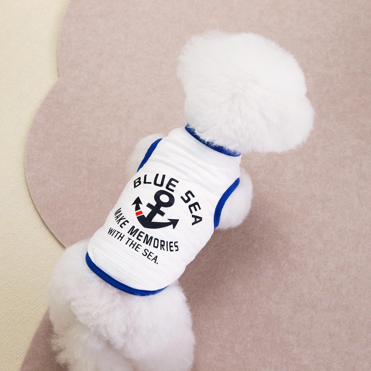 Camiseta regata estilo marinheiro para cães pequenos, como Teddy e Bichon Frisé, ideal para brincar. Roupa fresca e respirável para pets._voghion.com