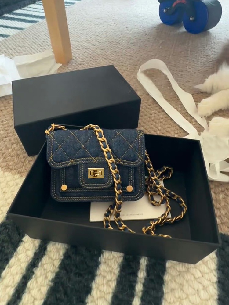 Dames mini schoudertas van gewassen denim met kettingdetail_voghion.com