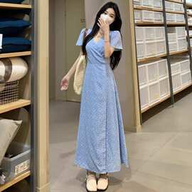 蓝色v领碎花连衣裙子女2026新款秋季法式小个子甜美收腰气质长裙