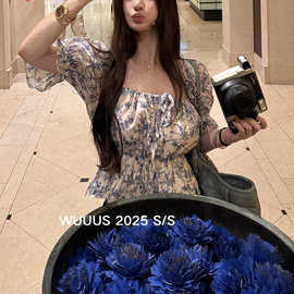 蓬松泡泡袖一字肩收褶碎花T恤女2026夏季新款复古设计感印花上衣