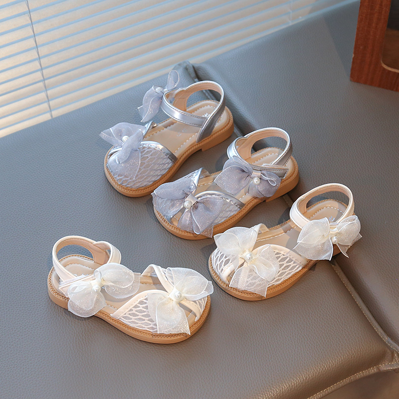 Fashionable sandals with bow