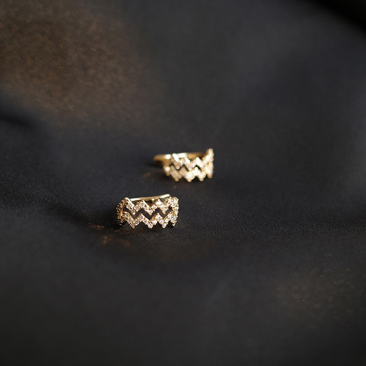 S925 plata de ley, diamantes completos, pinzas para las orejas onduladas, moda femenina, líneas de lujo, pinzas para las orejas, pendientes sin orejas