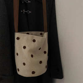 珍珠奶茶波点水桶包圆点包2026新款小众设计单肩斜挎包通勤包包女