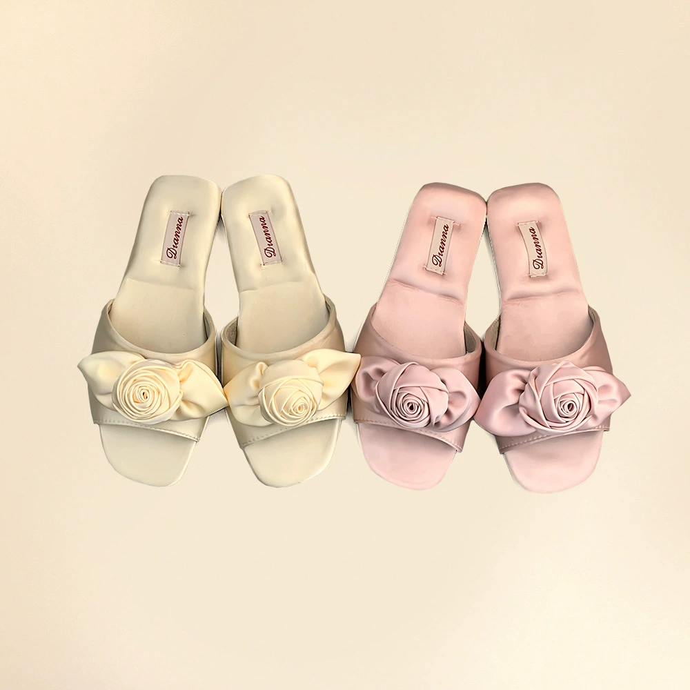 Французские изысканные розы с атласным лицом невесты невесты свадебный интерьер