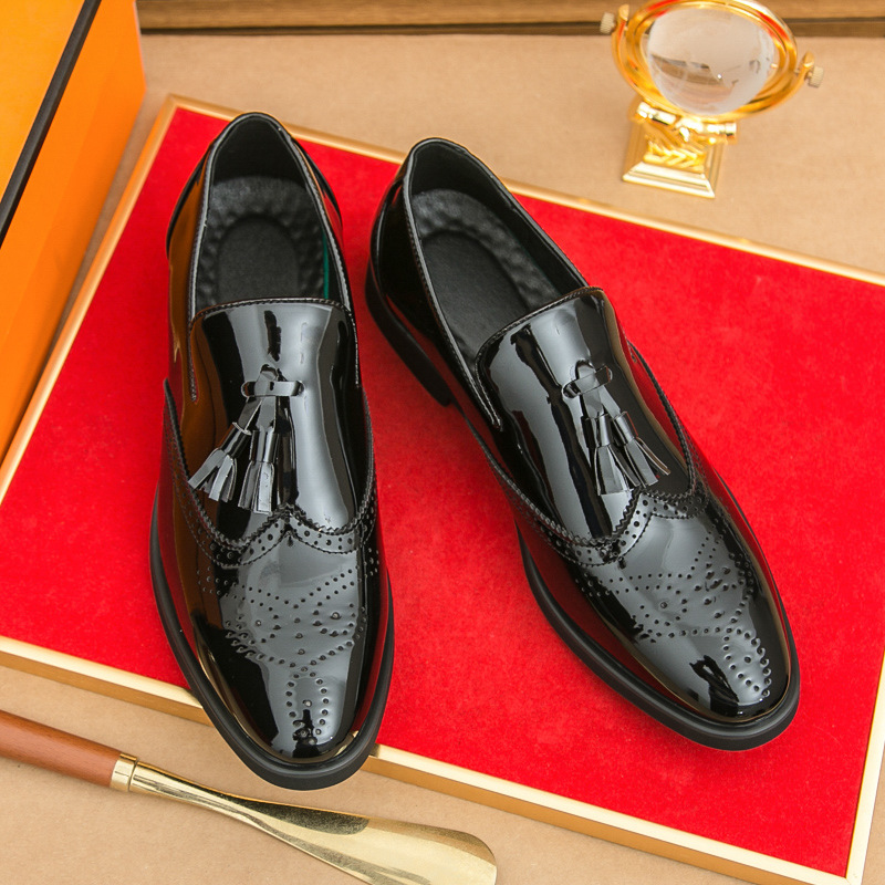 Zapatos de hombre grandes nuevos zapatos de cuero brillantes de moda de hombre zapatos de cuero casuales de moda tallados zapatos de cuero de martillo