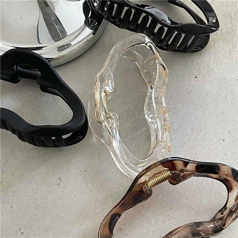 Elegant plastic hairgrip