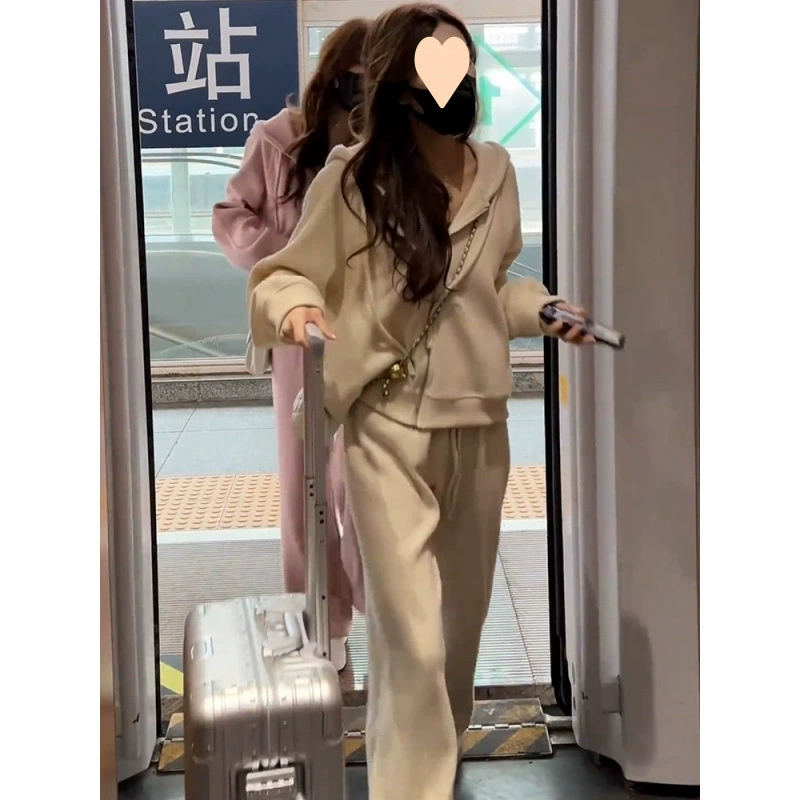 Набор одежды для миниатюрных женщин на раннюю осень с высококлассным стилем, новый спортивный костюм-толстовка для женщин 2025 года, уменьшающий возраст.