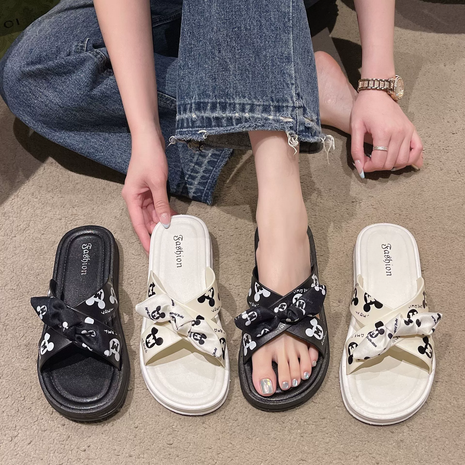 Лук тапочки женский новый летний дикий женский плоский нижний нескользящий мультфильм носить студентку моды холодные тапочки