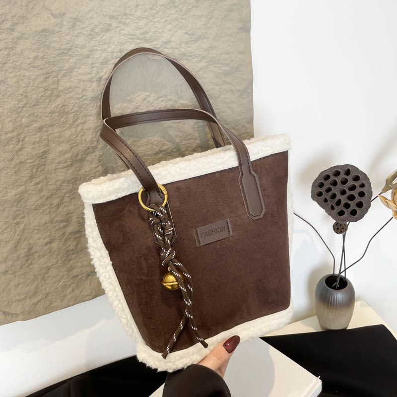 Personalidad de la moda de la axila bolso de cubo de invierno 2024 nuevo estilo casual estilo exterior simple retro hombro bolso de viaje portátil