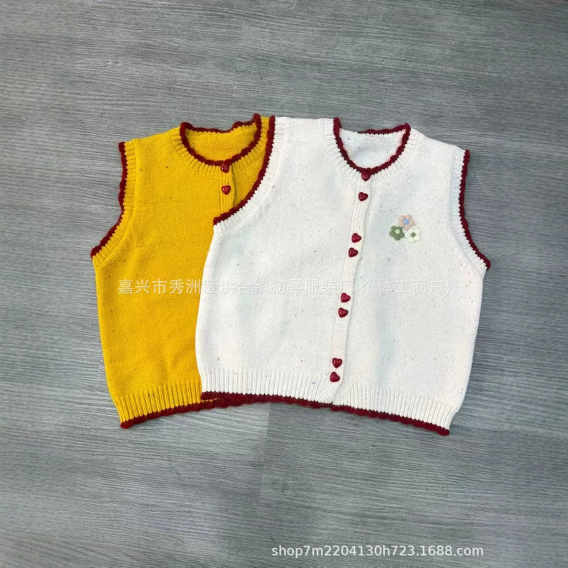 Korean-style gentle heart-button knitted vest in dopamine color, round-neck sleeveless women's fashion age-reducing sweater Korean-style gentle heart-button knitted vest in dopamine color, round-neck sleeveless women's fashion age-reducing sweater