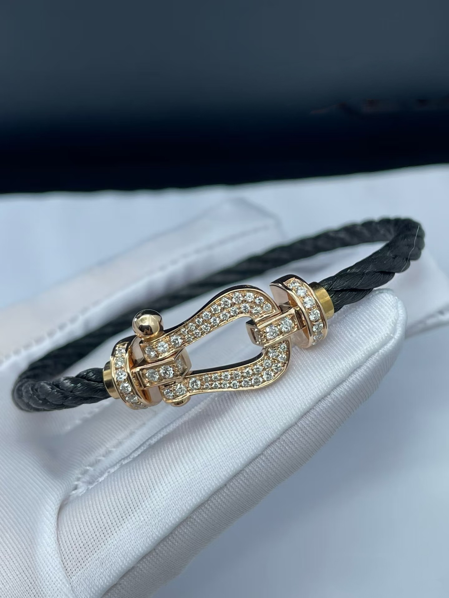 Oro rosa, diamante completo, cuerda negra gruesa de 16 cm.