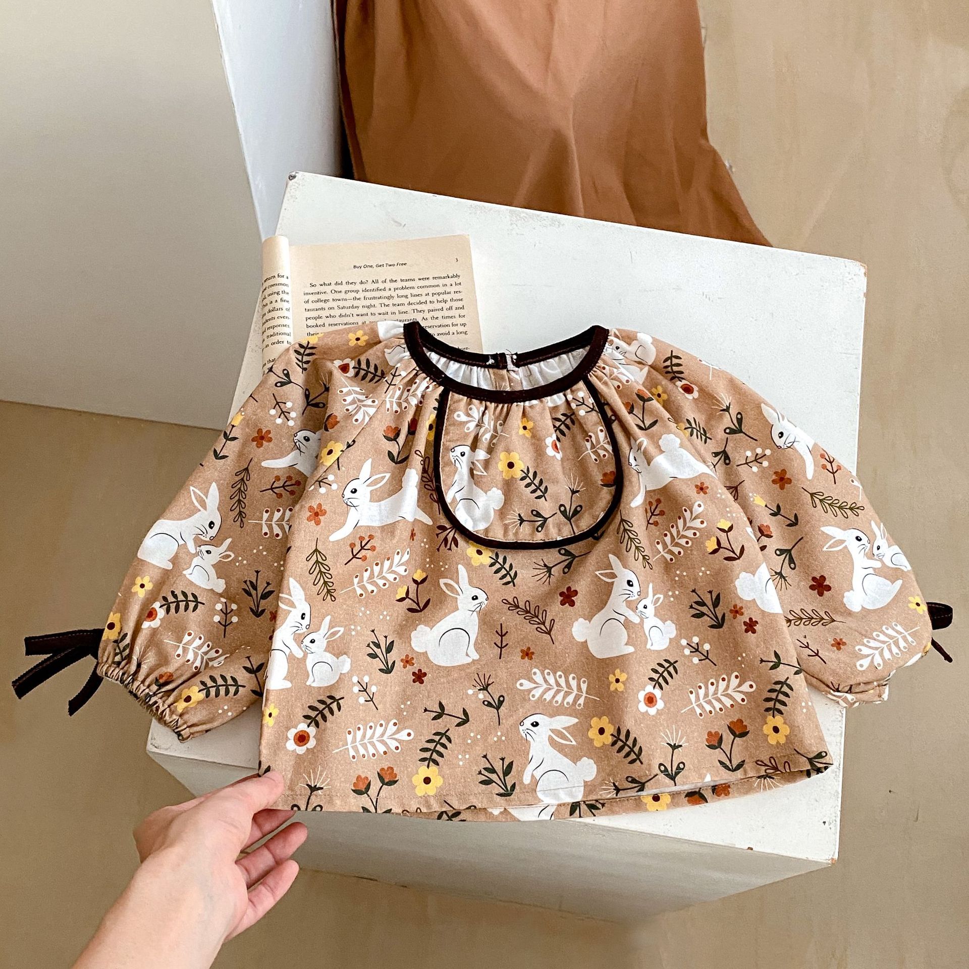 Ins2024 Abbigliamento autunnale per bambina, con stampa a forma di coniglio, top a maniche lunghe + pantaloni tinta unita + cappello, set da 3 pezzi_voghion.com