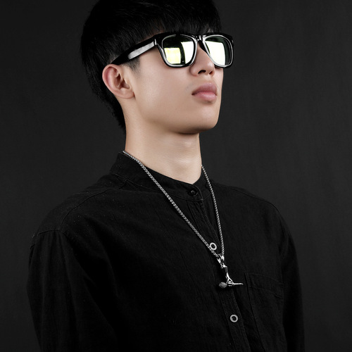  new stainless steel jewelry creative male and female singers holding microphone microphone necklace rock hip-hop necklace