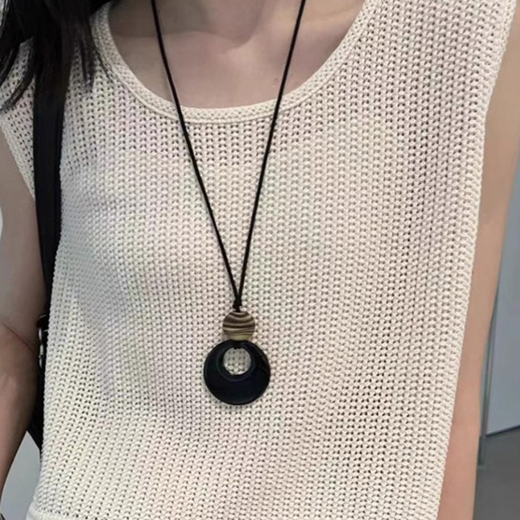 Nuevo collar colgante de anillo de ágata artificial china, cadena de clavícula de todo fósforo de nicho, joyería de diseño personalizado al por mayor