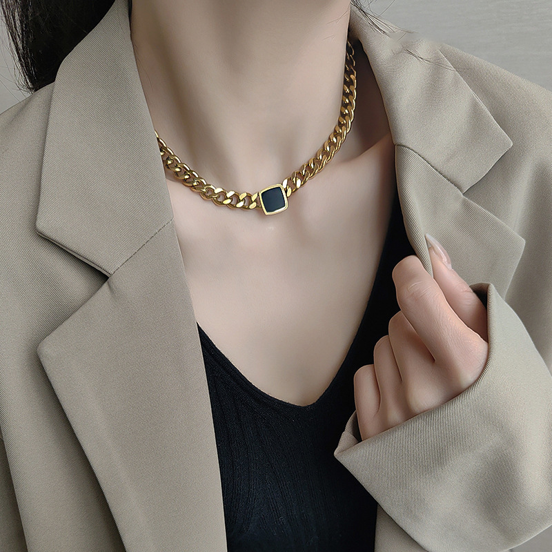 Style de créateur, personnalité exagérée, collier à chaîne épaisse en acier titane, bracelet à chaîne de clavicule carrée noire polyvalent de niche_voghion.com