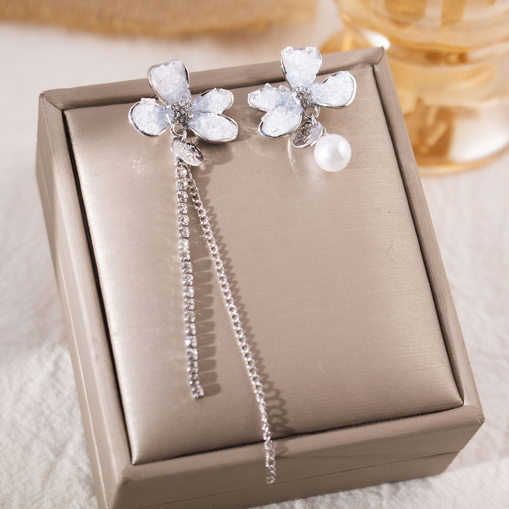 Pendientes largos con flecos elegantes y diamantes con aguja de plata Pendientes de todo fósforo de temperamento de nicho Pendientes simples y ligeros de lujo de alta gama Mujeres