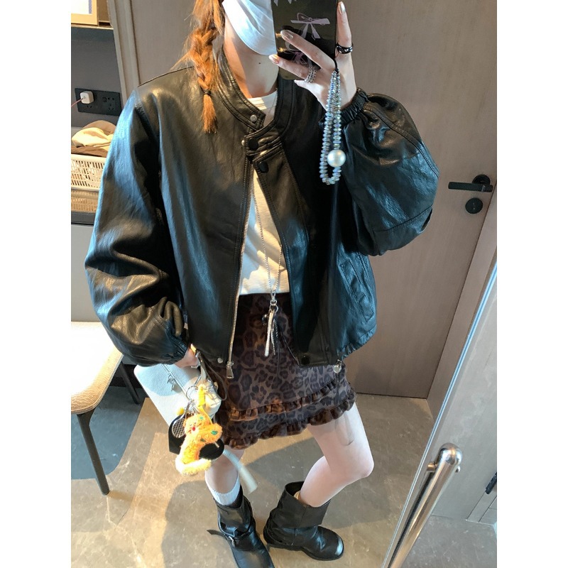 Moreover, the new autumn collection features a high-end PU leather jacket with a small round collar and drawstring silhouette, model MQ1704