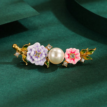 原创设计珐琅彩釉双色玫瑰花朵水晶珍珠胸针法式优雅气质胸花配饰