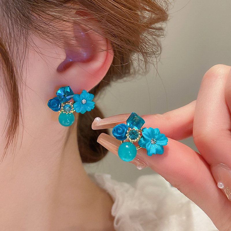 Pendientes de flor de cristal de aguja de plata, cuentas de arroz de cristal, pendientes azules, pendientes de estilo de vacaciones frescas, pendientes de lujo ligero, de alta calidad, mujeres
