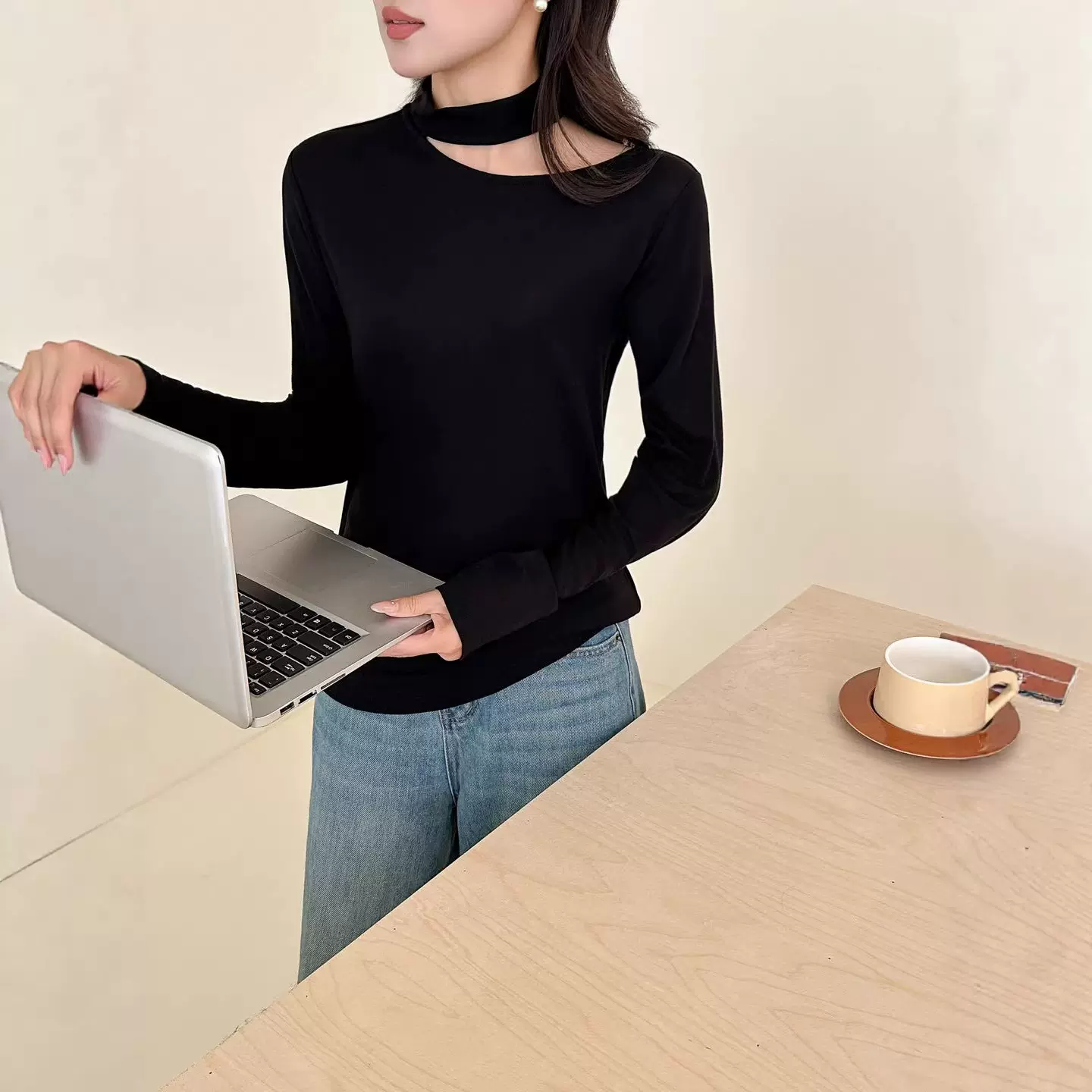 单款镂空露锁骨修身打底衫女2026年春新款设计感半高领纯色针织衫