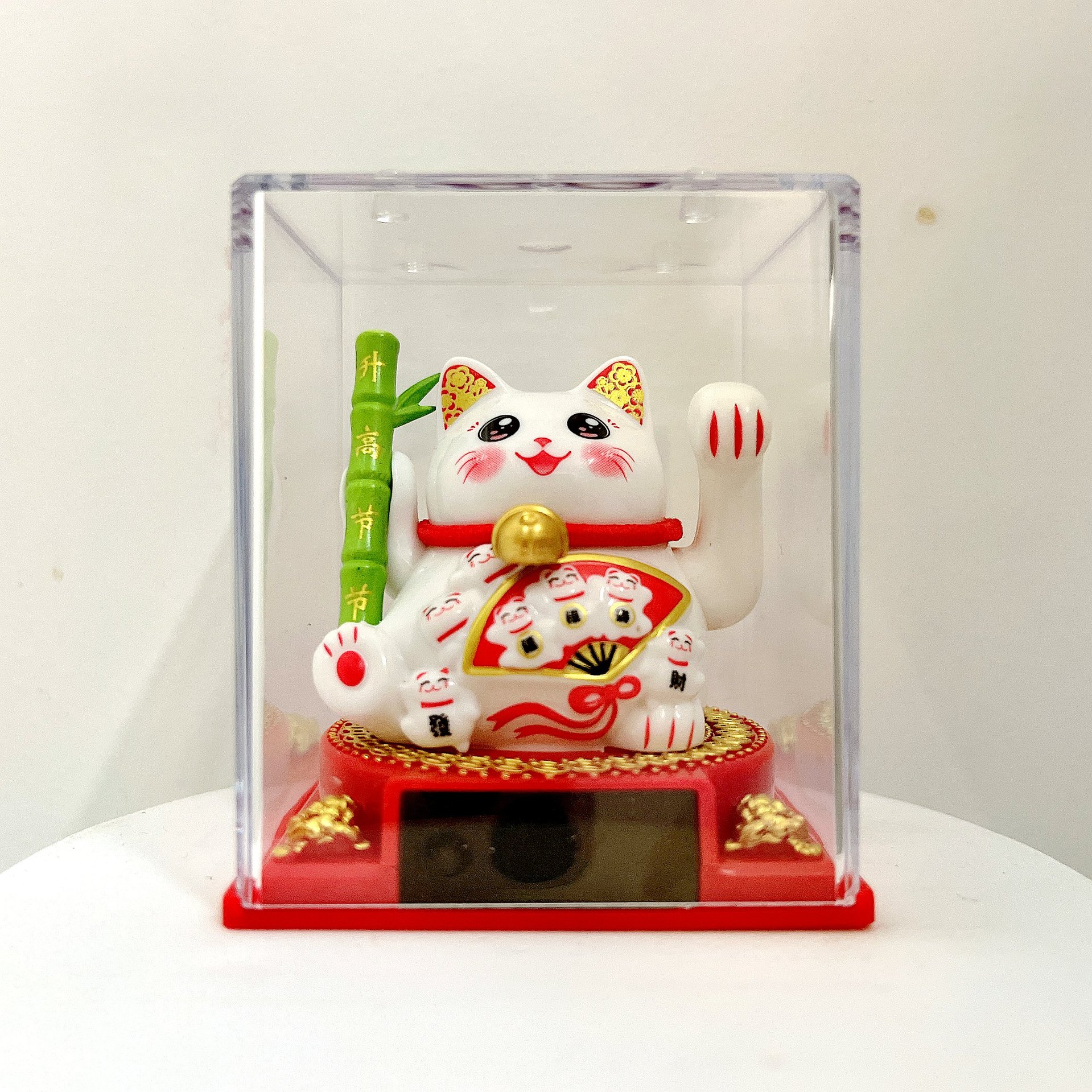 흰색 눈을 뜬 대나무 행운의 고양이