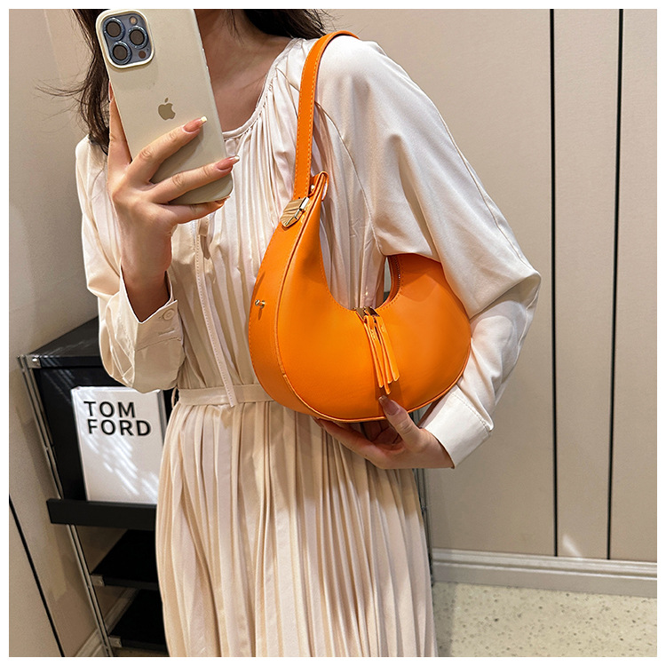 Koreanische Halbmondtasche 2024 Neue Modetasche Retro Internet Celebrity Beliebte einfache Handtasche Vielseitige Umhängetasche Großhandel_voghion.com