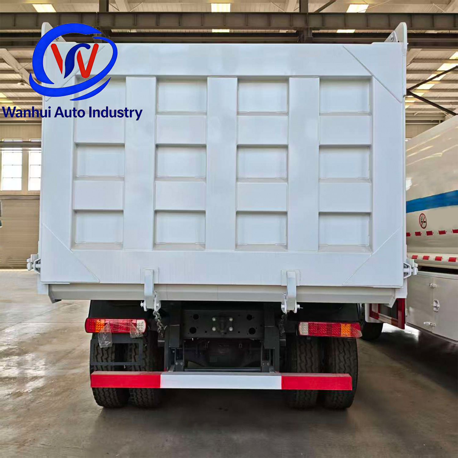 Cross-border HOWO dump truck with right and left-hand drive cabs, 371-375 horsepower long-distance logistics tractor