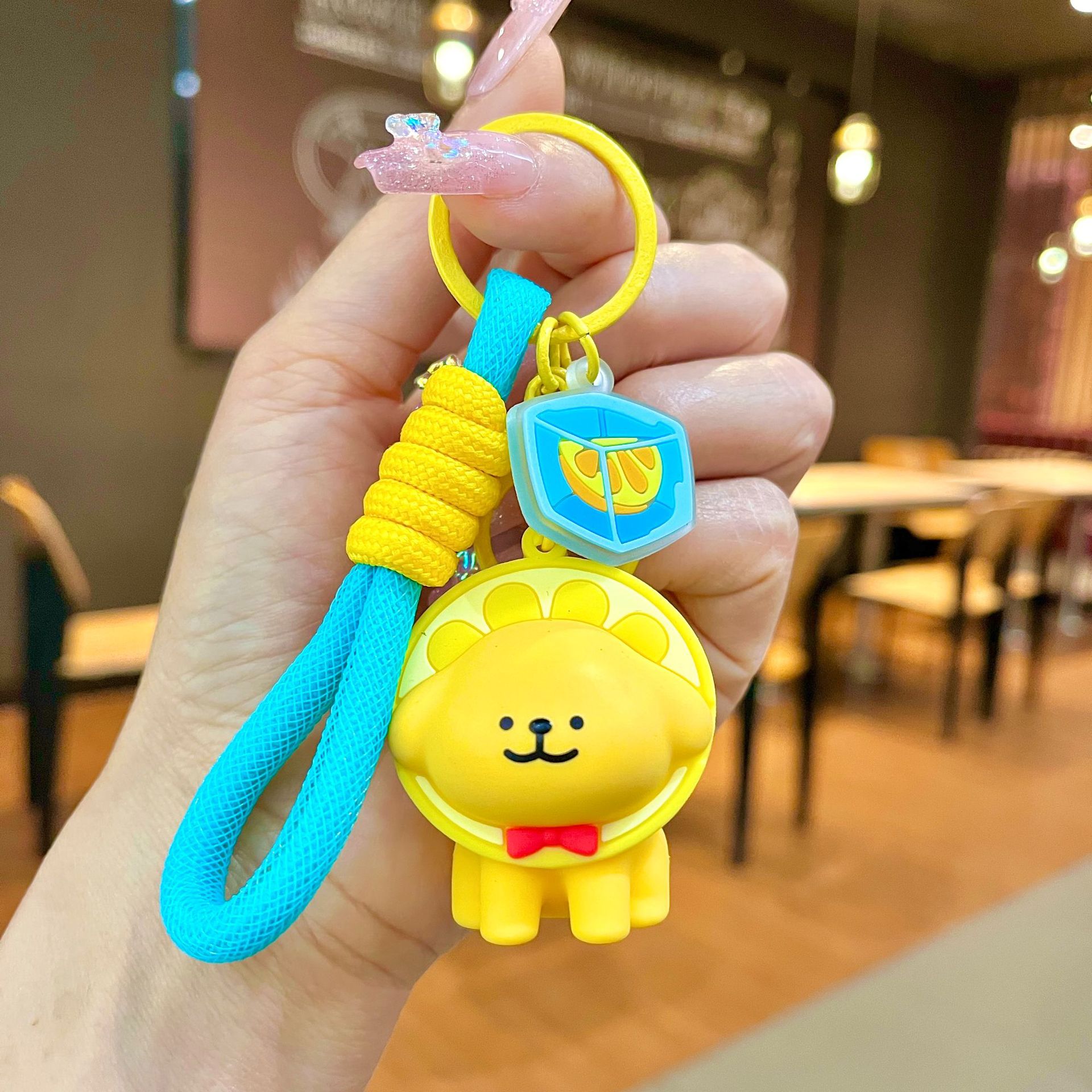 Línea de fábrica de llaveros perros en línea al por mayor postre popular cabeza cubierta de llaves de automóvil muñeca pequeña decoración de regalo